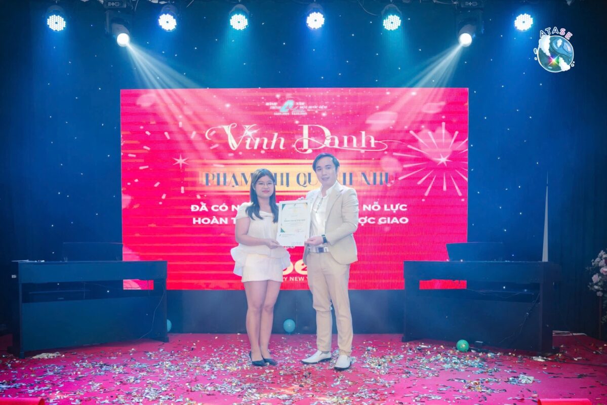 tri ân nhân viên tại tiệc tất niên kỷ niệm XCO