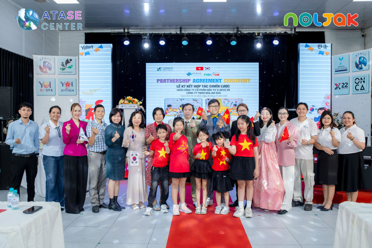 Đại diện ATASE CENTER và NOLJAK Edu cùng các em nhỏ tại lễ ký kết hợp tác giáo dục nghệ thuật quốc tế