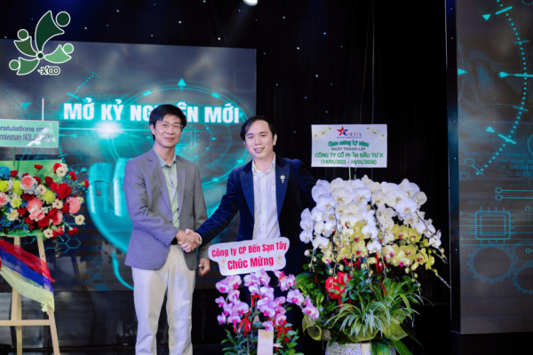 Khoảnh khắc tri ân và trao quà kỷ niệm  cho đối tác