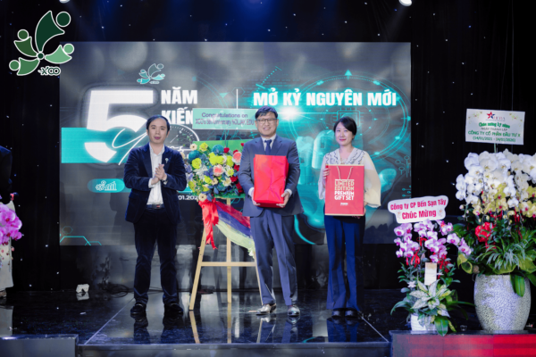 Khoảnh khắc tri ân và trao quà kỷ niệm  cho đối tác